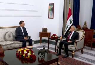 سفير مصر لدى بغداد يسلم...