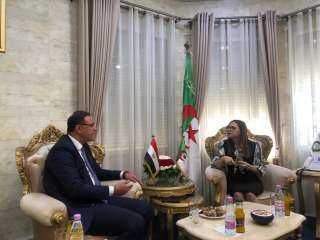 سفير مصر بالجزائر يبحث مع...