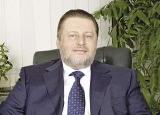 محافظ البنك المركزي يشيد بدور...