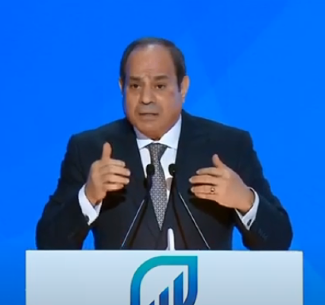 السيسي: أعلم بضعف المرتبات.. أقل من 10 آلاف جنيه لأى حد بيشتغل مش هيعيش