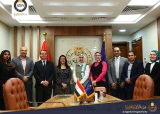 هيئة الدواء المصرية تبحث مع...