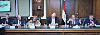 وزير الطيران يوجه بتقديم كافة...