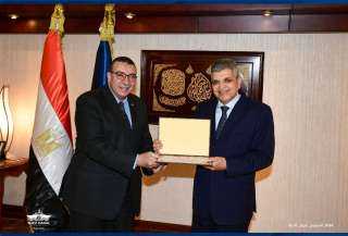 الفريق أسامة ربيع يكرم أوائل...