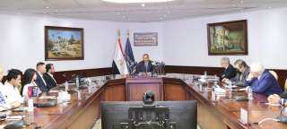 وزير الاتصالات يلتقى مسؤولى شركة...