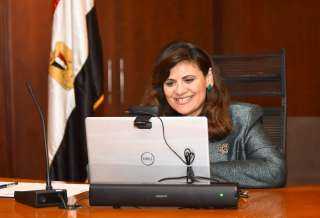 وزيرة الهجرة تلتقي عددا من...