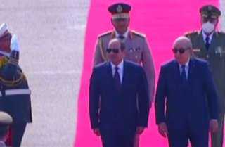 الرئيس السيسى يصل مطار هوارى...