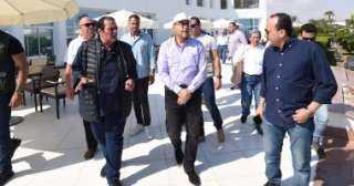 رئيس الوزراء يتفقد عددا من...