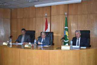محافظ المنيا يترأس الاجتماع الدوري...