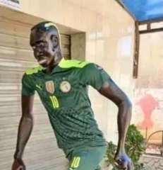 تمثال صادم لساديو ماني بملامح...