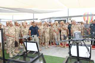 وزير الدفاع يتفقد أعمال التطوير...