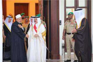 ملك البحرين يودِّع شيخ الأزهر...