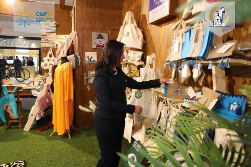 مايا مرسى تتفقد منتجات المرأة المصرية بجناح المجلس القومى للمرأة بقمة المناخ COP27