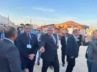وزير التنمية المحلية يتفقد جناح...