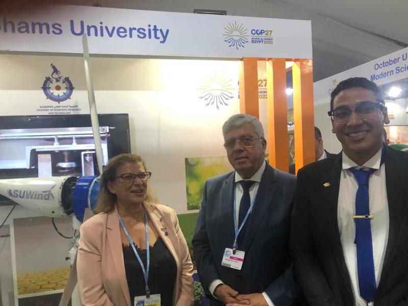 وزير التعليم العالي يتفقد معرض جامعة عين شمس بجناح الإبداع الأخضر