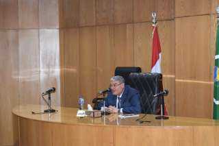 محافظ المنيا يبحث مع تجار...