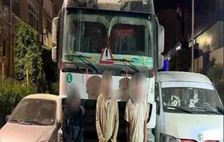 قيام شخصان ملثمان يستقلان ميكروباص...