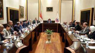 وزير الصحة يبحث مع القطاع...