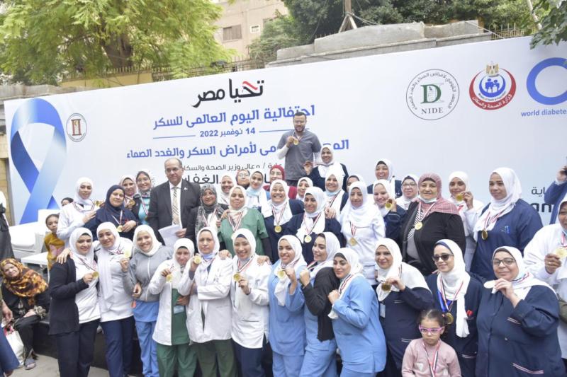 وزارة الصحة تضيء المعهد القومي للسكر  باللون الأزرق