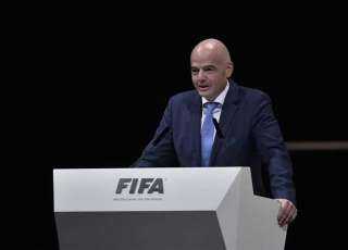 رئيس الفيفا يحث على وقف...