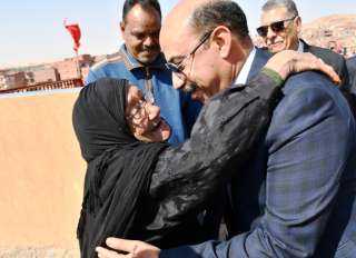 وسط محافظ أسوان يفتتح مدرسة...