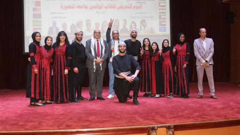 فرقة الفالوجا تحيي فعاليات اليوم التعريفي للطلاب الوافدين بجامعة المنصورة
