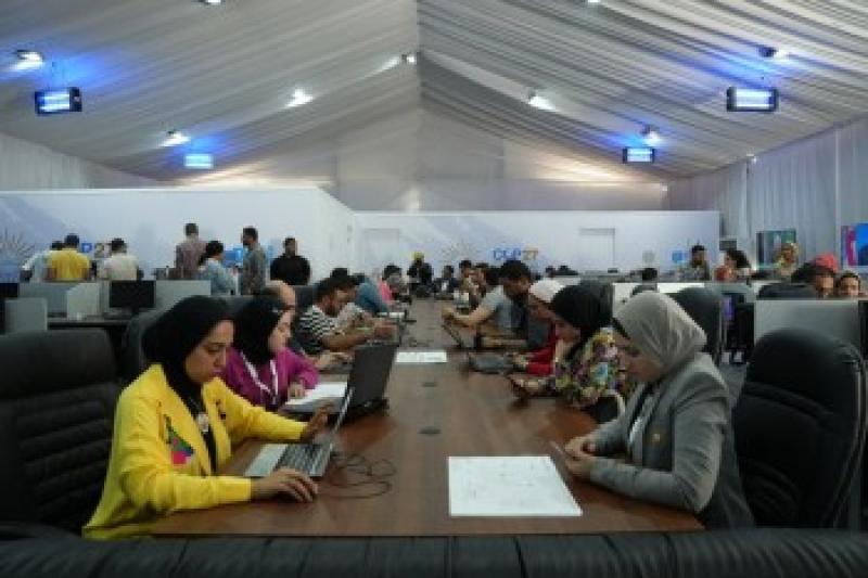 شباب البرنامج الرئاسي.. سلاح مصر التنظيمي في cop27 وخلية نحل أبهرت العالم بشرم الشيخ