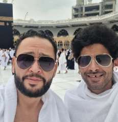 شاهد.. أحمد رزق يؤدي مناسك...