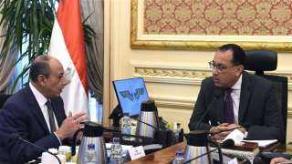 رئيس الوزراء يستعرض مع وزير...