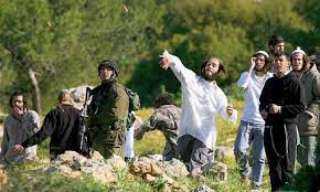 إصابة فلسطينيين إثر اعتداء للمستوطنين...