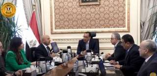 رئيس الوزراء يتابع الموقف التنفيذي...