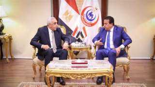 وزير الصحة يبحث مع السفير...