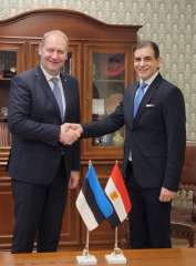 السفير المصري يلتقى مع وزير...