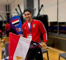 وزير الرياضة يهنىء لاعب المنتخب...
