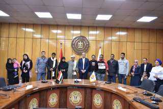 وزير القوى العاملة يُسلم تعويضات...