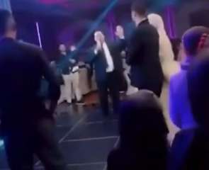 بالفيديو.. رجل يطلق زوجته في...