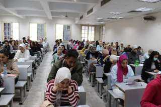 طلاب جامعة القاهرة يواصلون أداء...