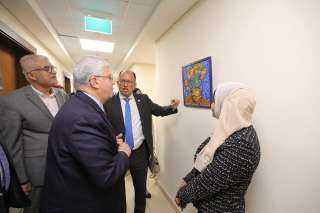 طلاب كلية الفنون الجميلة جامعة...