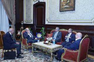 وزير القوى العاملة يلتقي رئيس...