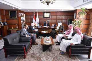 وزير القوى العاملة يلتقى السفير...
