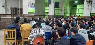 طلاب جامعة القاهرة يشاهدون مباريات...