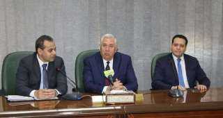 وزير الزراعة يسلم 23 متدربا...