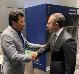 وزير الرياضة يصل قطر للقاء...