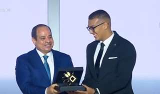 بالفيديو.. الرئيس السيسي يكرم عددا...