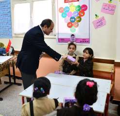 السيسي يوزع الهدايا على طلاب...