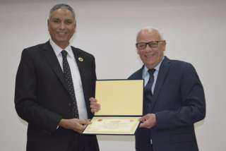 محافظ بورسعيد يلتقي العاملين بمركز...