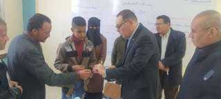 محافظ الشرقية يُفاجئ مدرسة قصاصين...