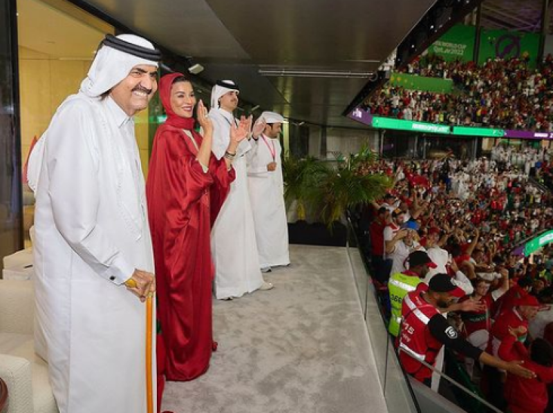 شاهد.. فرحة الشيخة موزا وأمير قطر الوالد بتأهل المغرب لربع نهائي كأس العالم