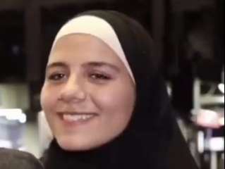 بالفيديو.. مرض نادر يجبر شابة...