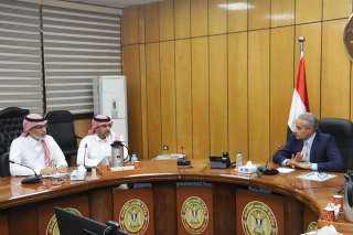 وزير القوى العاملة يلتقي القنصل...