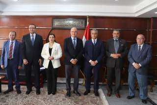 وزير القوى العاملة يلتقي وفد...